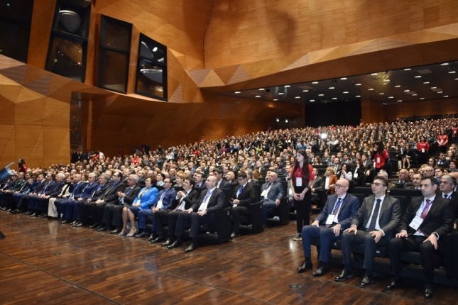 Azərbaycan müəllimlərinin XVI qurultayında  ADA Universitetinin rektoru Hafiz Paşayevin çıxışı