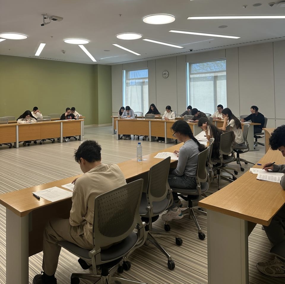 ADA Universitetinin ingilis dili olimpiadası ölkənin müxtəlif bölgələrindən olan məktəbliləri bir araya gətirib